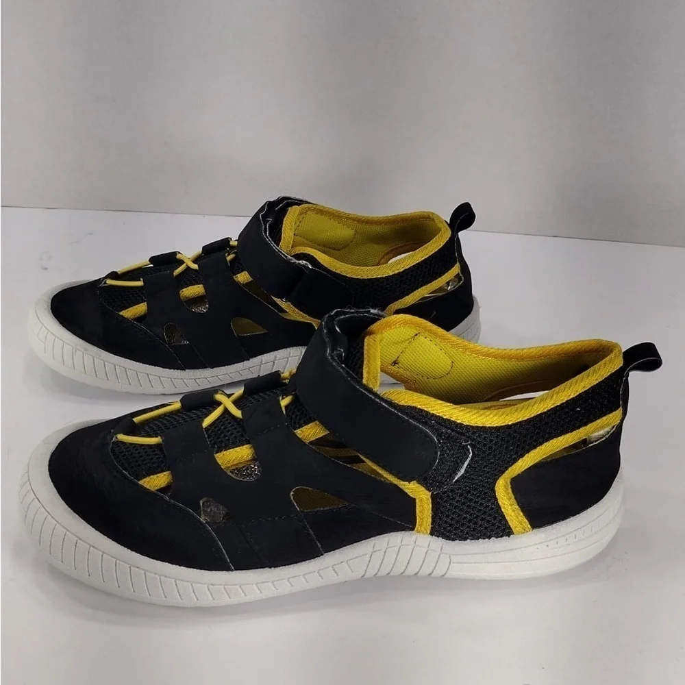 Omphies Kids Black and Yellow Shoes size 4y pre Owned Exellent condition